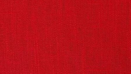 Naaien met rood linnen stof 